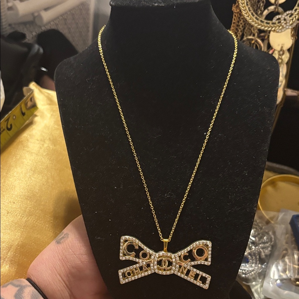 Elegant Gold Bow Pendant Necklace